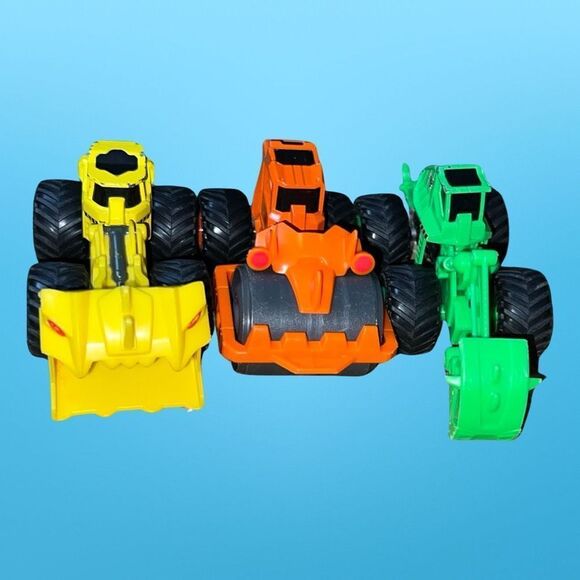 Monster Jam Official Dirt Squad 3-Pack of Monster Trucks 1:64 Scale - Picture 2 of 6